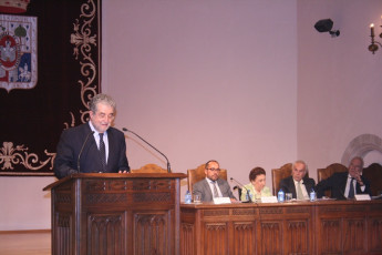 José Antonio Pascual pronuncia la conferencia en el acto académico de la Fundación Duques de Soria.