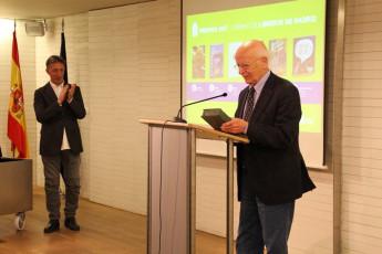 Emilio Lledó recibe el Premio Leyenda. Foto: Gremio de Libreros de Madrid