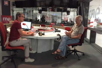 José Manuel Sánchez Ron (derecha) y Juan Carlos Morales en los estudios de RNE.
