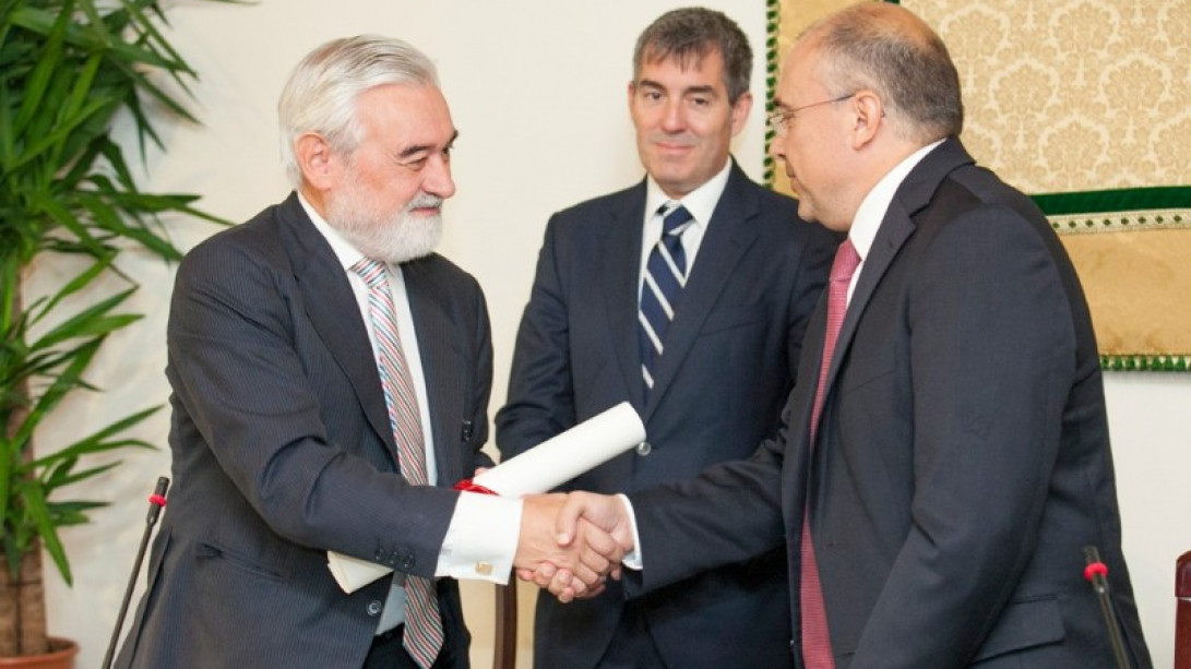 El director entrega el diploma de la ASALE al vicerrector de la ULL, Francisco Almeida, en presencia del presidente del Gobierno, Fernando Clavijo.