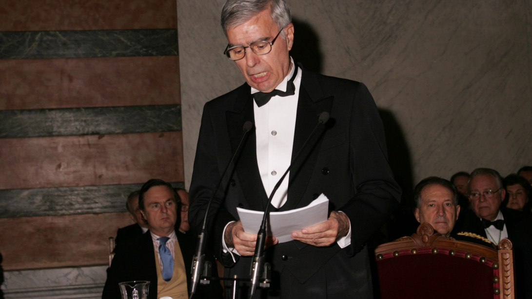 Antonio Fernández de Alba lee su discurso de ingreso