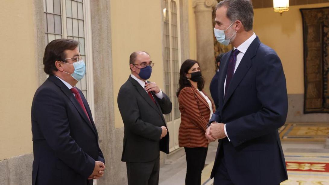 Guillermo Fernández Vara, presidente de la Junta de Extremadura, saluda al rey Felipe VI (foto: Casa Real)
