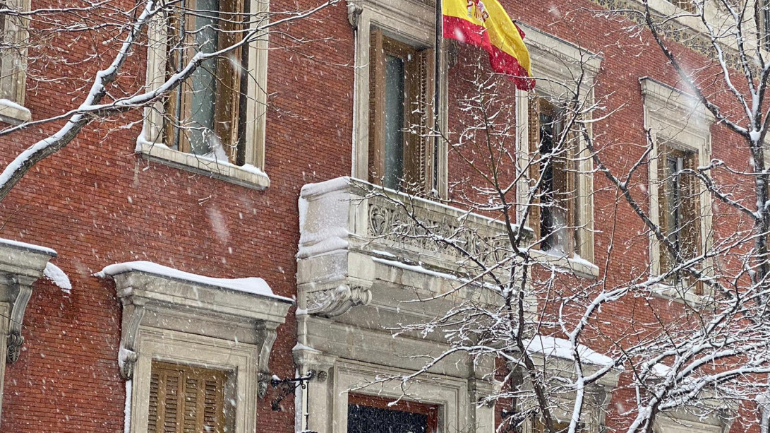 La nieve llega a la entrada de Felipe IV de la RAE (foto: RAE)