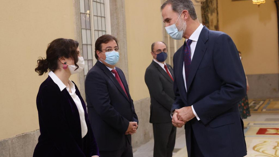Isabel Díaz Ayuso, presidenta de la Comunidad de Madrid, intercambia unas palabras con el rey Felipe VI (foto: Casa Real)