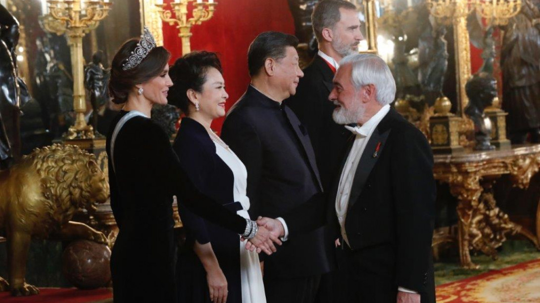 Darío Villanueva saluda a la Reina Letizia (foto: Casa Real)