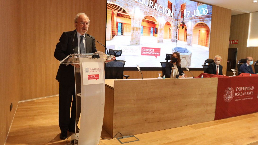 El director de la RAE inaugura un nuevo centro de cursos en la Universidad de Salamanca y descubre vítores en su honor (foto: USAL)