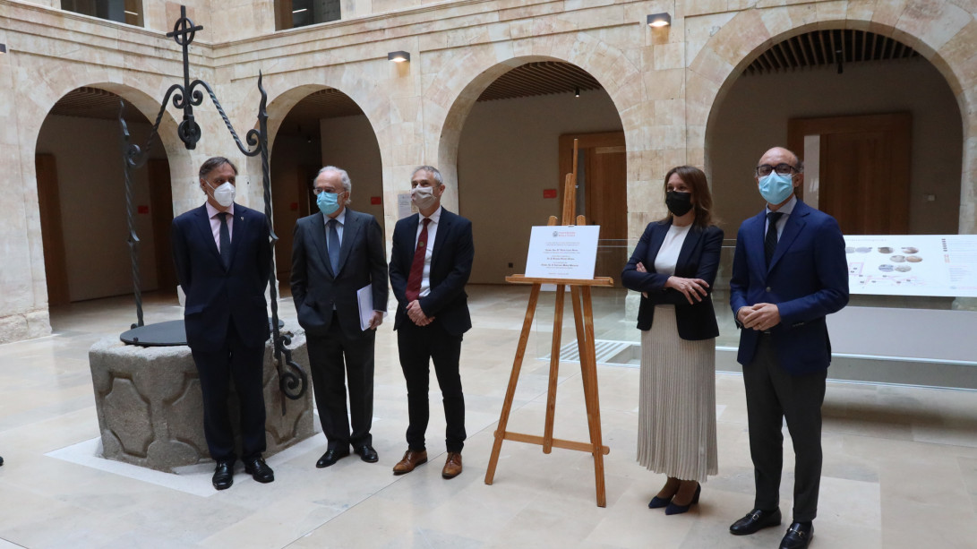 Momento de la inauguración del centro de Estudios Internacionales con la presencia del rector de la Universidad de Salamanca (foto: USAL)