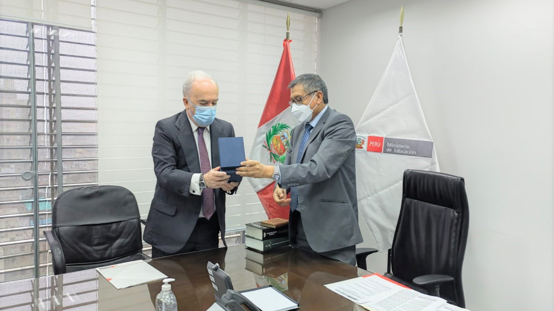 Santiago Muñoz Machado se reúne con el ministro de Educación de Perú Rosendo Leoncio Serna Román (foto:RAE).