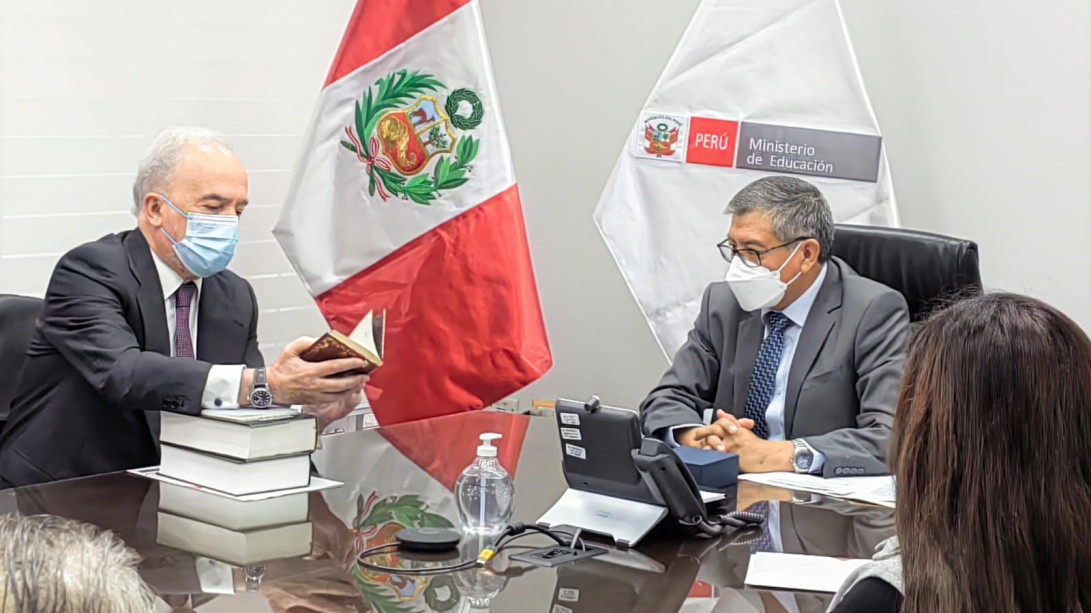 El director de la RAE se reúne con el ministro de Educación de Perú Rosendo Leoncio Serna Román (foto: RAE).