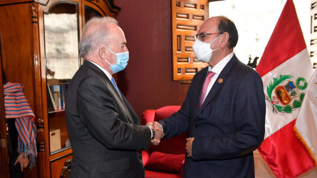 Santiago Muñoz Machado y Ministro de Relaciones Exteriores de Perú, también conocido como canciller de Perú, César Landa.