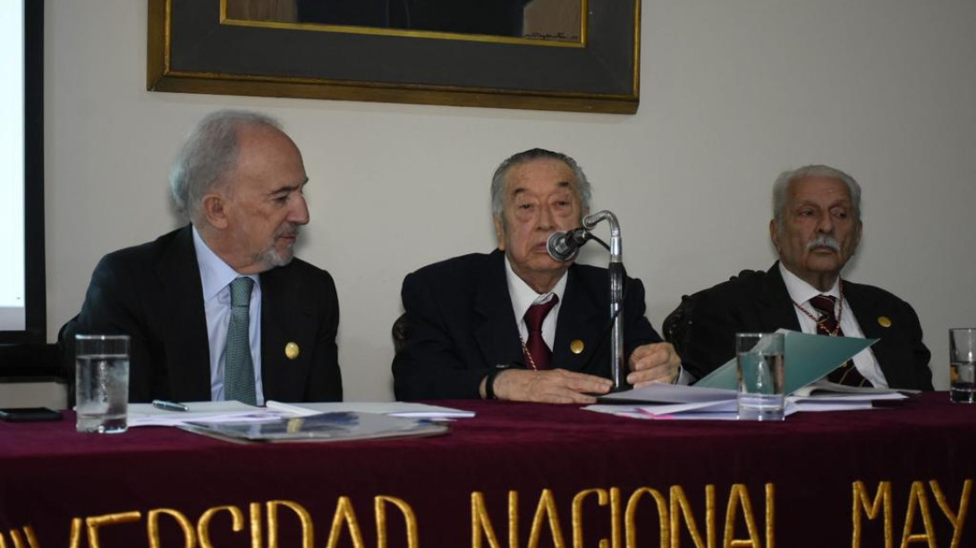 Reunión en la Academia Peruana de la Lengua.