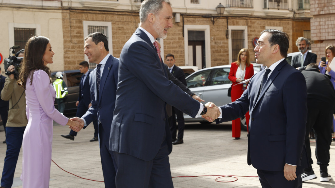El rey saluda al ministro de Asuntos Exteriores (foto: Casa Real)