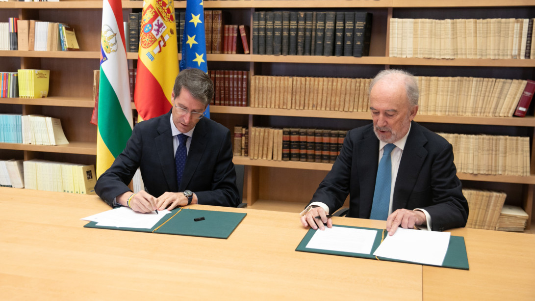 El presidente del Gobierno de La Rioja, Gonzalo Capellán, y el director de la RAE, Santiago Muñoz, firman en San Millán de la Cogolla, el acuerdo sobre la Red Panhispánica de Lenguaje Claro (Foto: Gobierno de La Rioja)