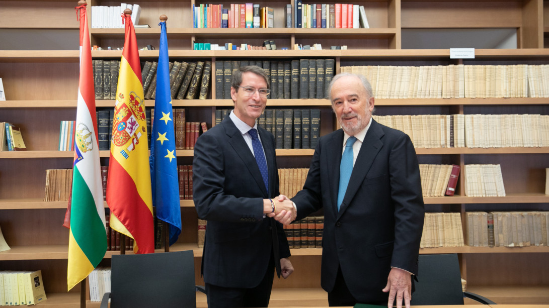 El presidente del Gobierno de La Rioja, Gonzalo Capellán, y el director de la RAE, Santiago Muñoz, firman el acuerdo sobre la Red Panhispánica de Lenguaje Claro (Foto: Gobierno de La Rioja)