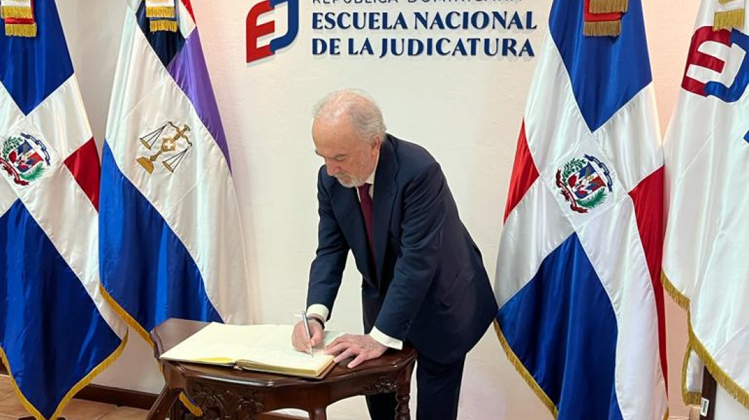 El director de la RAE firma en el libro de honor de la Escuela Nacional de la Judicatura de la República Dominicana.