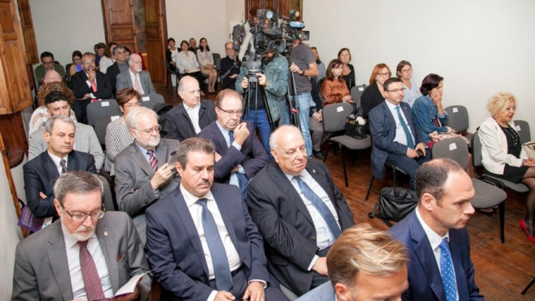 El Comité Científico del «Diccionario fraseológico panhispánico», entre el público de la sesión inaugural.