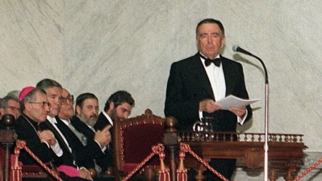 Lectura del discurso de ingreso de Luis María Anson, el 8 de febrero de 1998. Fototeca de EFE.