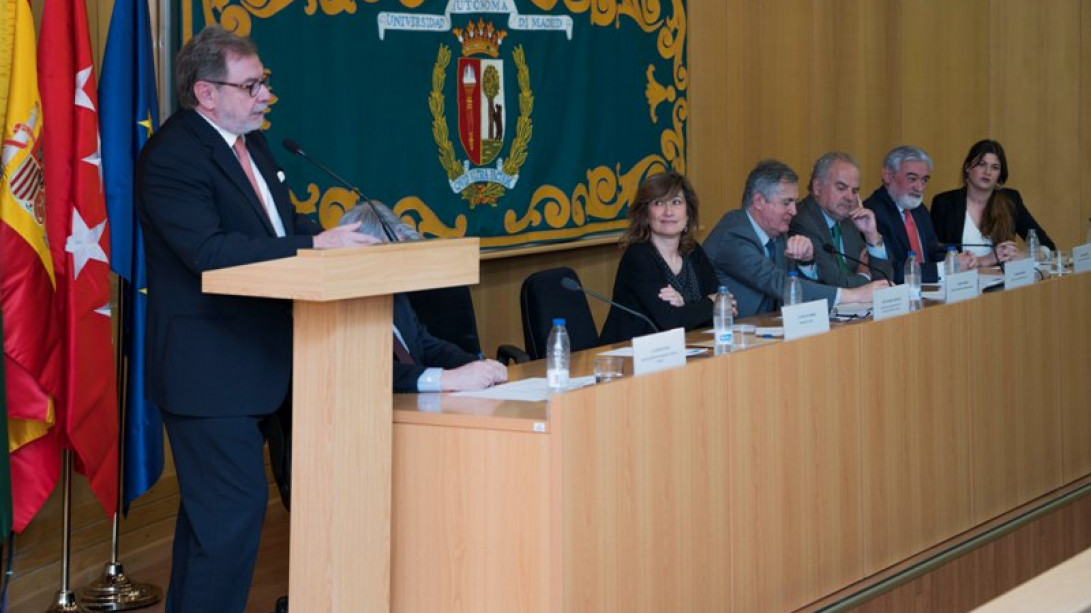 El académico Juan Luis Cebrián ha sido el encargado de presentar al director de la RAE. 