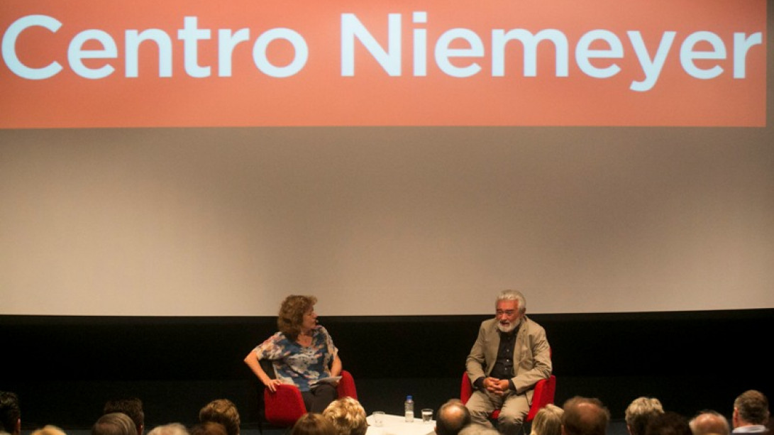Darío Villanueva y la periodista Berna González Harbour, en el Centro Niemeyer. Foto: Ricardo Solís