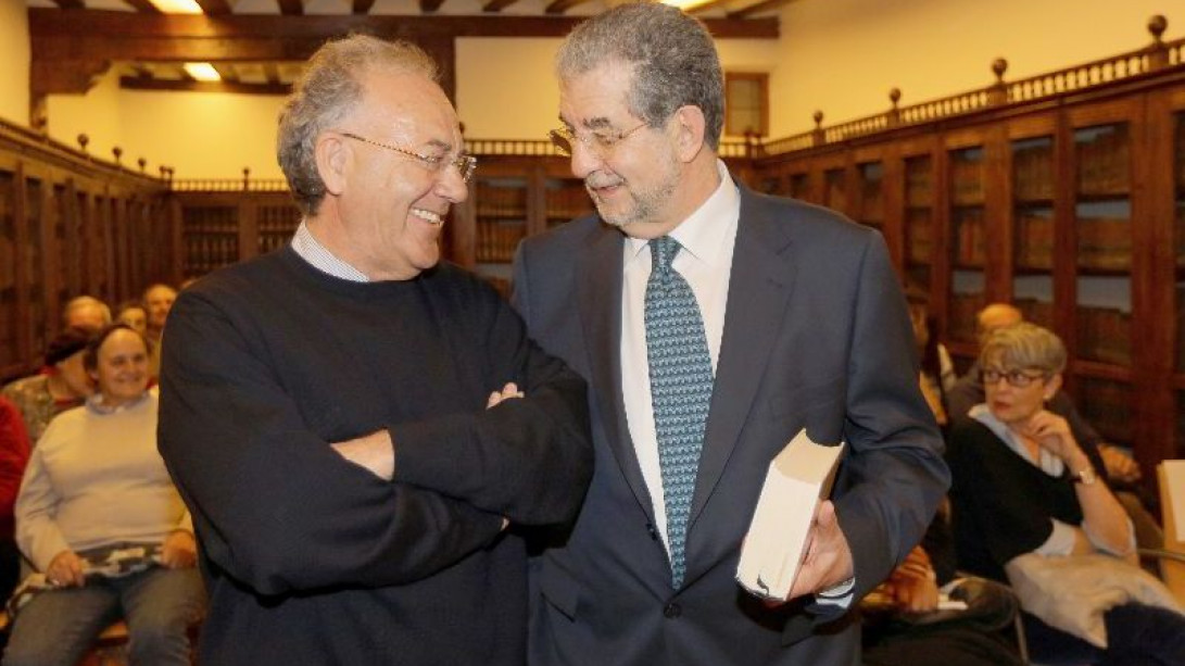 Pascual junto al periodista y escritor Agustín García Simón. Foto: Henar Sastre, «El Norte de Castilla».