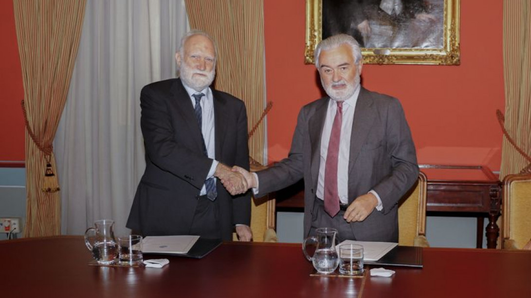 Jaime Porta y Darío Villanueva tras la firma del convenio.