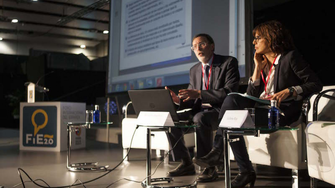 Guillermo Rojo y Mercedes Sánchez durante la presentación del CORPES XXI.