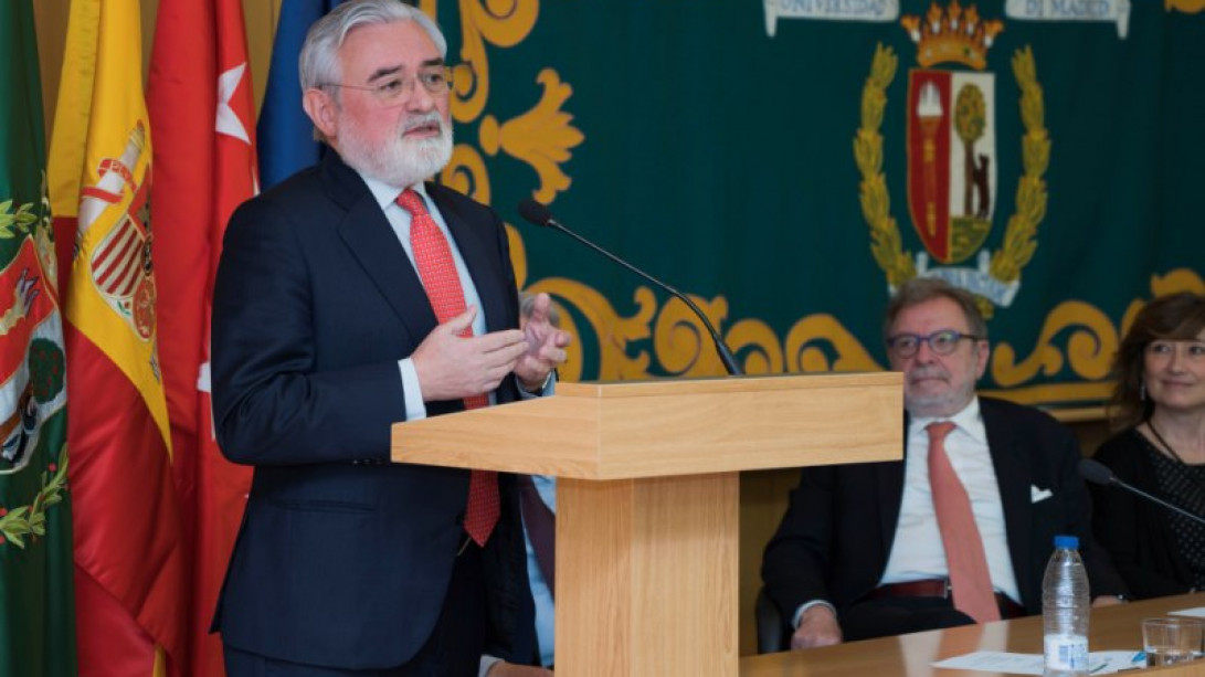 Darío Villanueva ha hablado sobre «Lengua, posverdad y corrección política». 