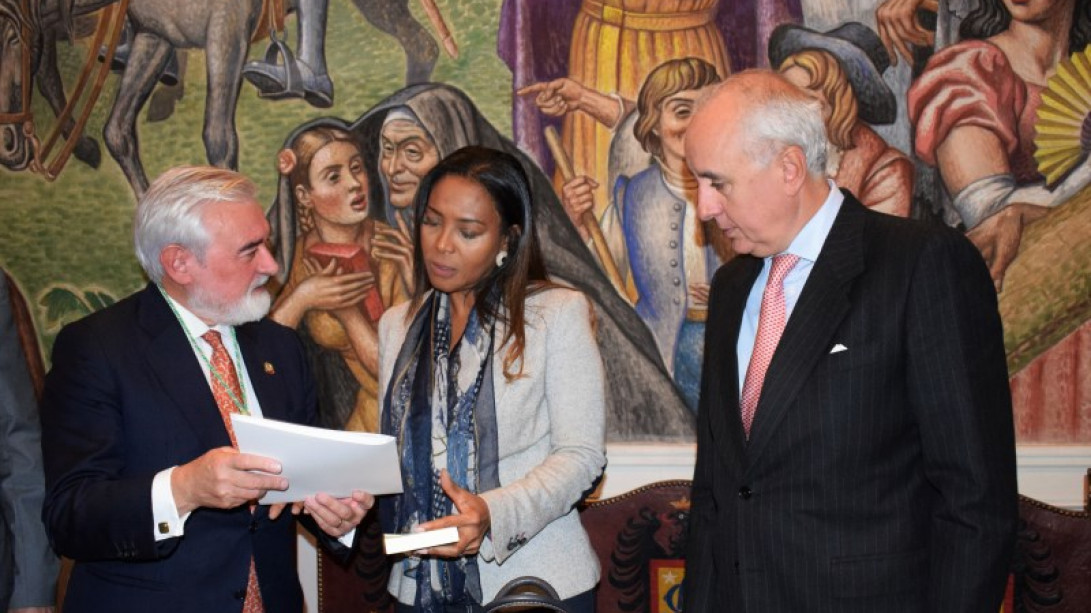 Darío Villanueva junto a la ministra de Cultura, Carmen Vásquez, y el embajador de España en Colombia, Pablo Gómez de Olea.
