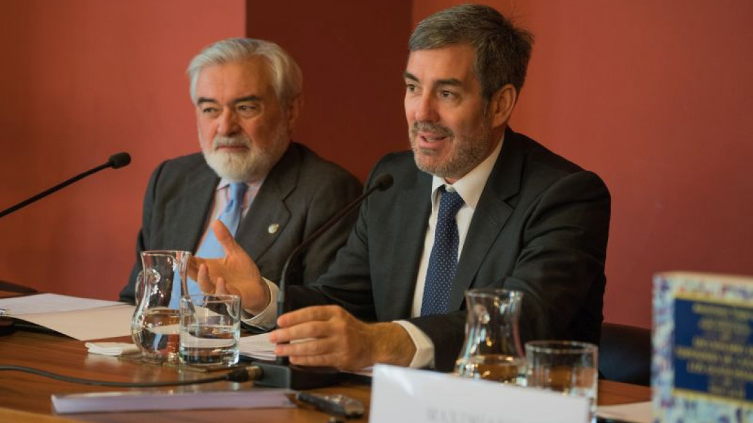 El director de la RAE y el presidente del Gobierno de Canarias en la presentación.