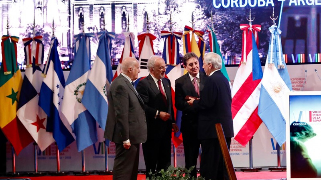 Mario Vargas Llosa recibe la medalla de homenaje a Víctor García de la Concha.