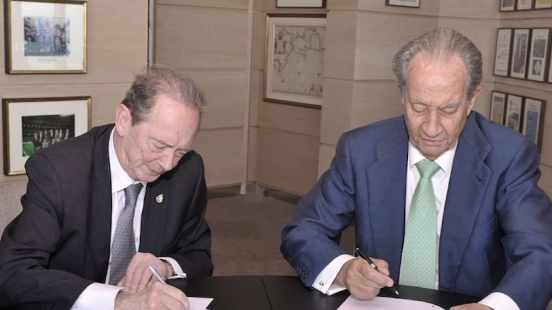 José Manuel Blecua y Juan-Miguel Villar Mir suscriben el convenio.