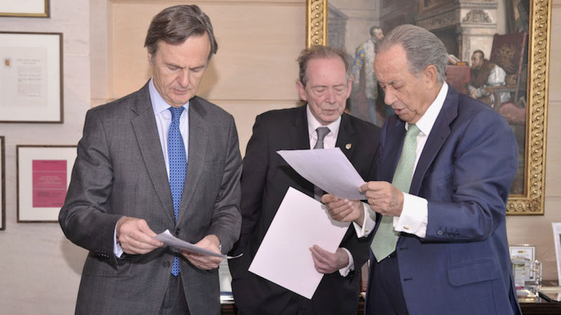 De izquierda a derecha: Ricardo Martín-Fluxá, José Manuel Blecua y Juan-Miguel Villar Mir.