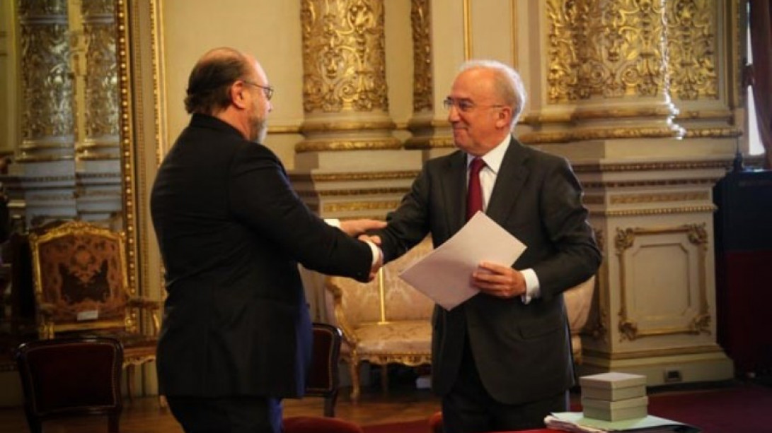 Manuel Piedecasas, presidente del Consejo de la Magistratura, y el académico Santiago Muñoz Machado suscriben el convenio. 