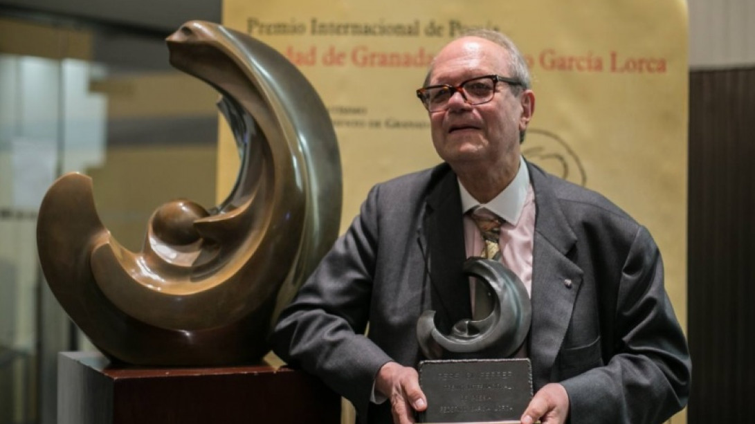 Pere Gimferrer posa junto a la escultura del premio. Foto: Alfredo Aguilar, diario «Ideal».