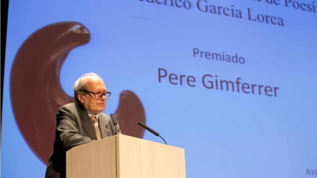 El poeta y académico durante su intervención. Foto: Alfredo Aguilar, diario «Ideal».