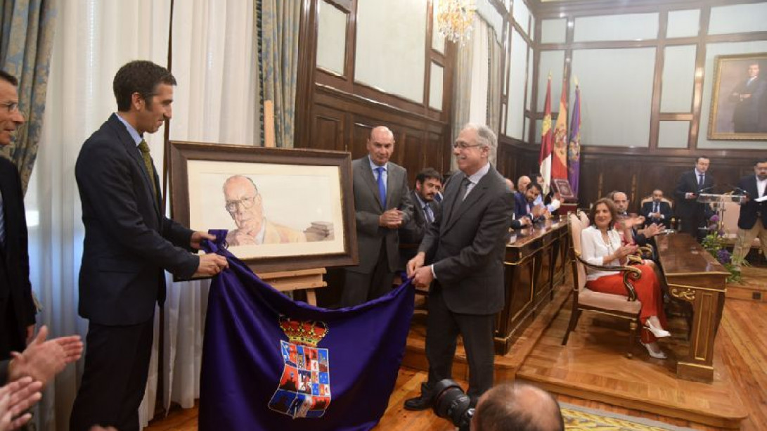 Camilo José Cela Conde ha descubierto el retrato en honor de su padre. Foto: Nueva Alcarria