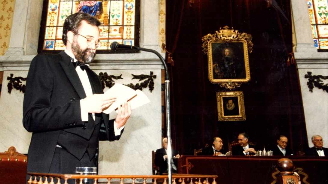 Ignacio Bosque en la lectura de su discurso de ingreso, el 1 de junio de 1997. Fototeca de la RAE.