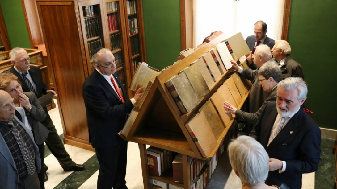 El director de la RAE ha mostrado las veintitrés ediciones del «Diccionario de la lengua española».