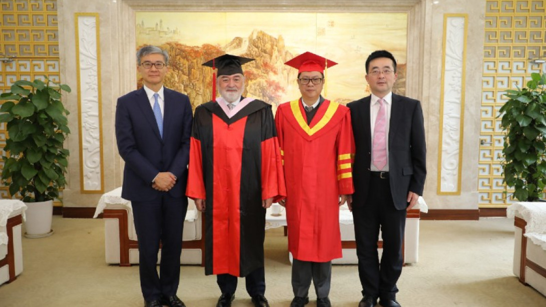 Darío Villanueva, investido doctor «honoris causa» por la Universidad Internacional de Shanghái (foto: SISU)
