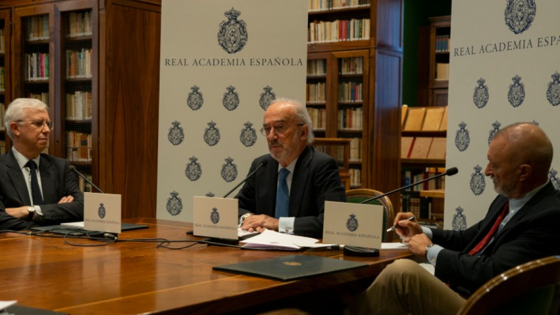 El director de la Real Academia Española (RAE), Santiago Muñoz Machado; su vicedirector, José Manuel Sánchez Ron, y el académico Arturo Pérez-Reverte, en la presentación del plan cultural de la RAE (foto: RAE)