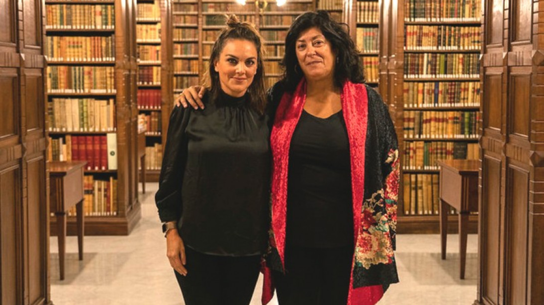 Almudena Grandes y la periodista Mónica Carrillo (foto: RAE)