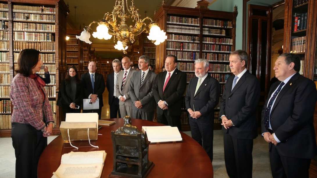 La delegación argentina en la biblioteca de la RAE.