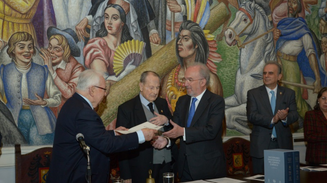 Belisario Betancur entrega a Santiago Muñoz Machado el diploma de académico de honor de la Academia Colombiana de la Lengua.