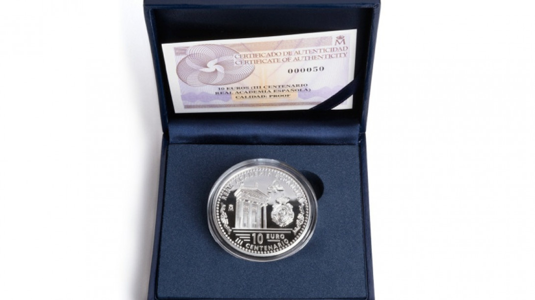 Caja con la moneda conmemorativa del tricentenario.