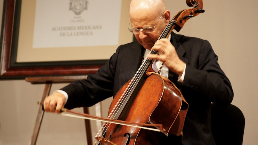 El académico mexicano Carlos Prieto interpretó obras de Bach y Prokófiev.