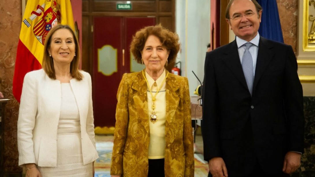 Carmen Iglesias recibe la Medalla del Congreso de los Diputados. Foto: Congreso de los Diputados.