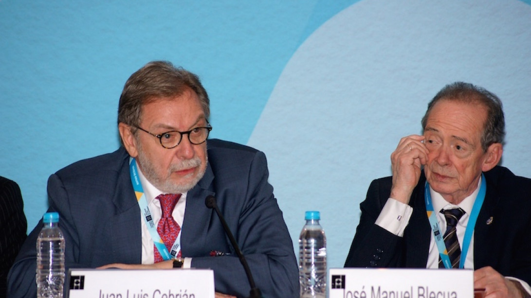 El director de la RAE, José Manuel Blecua, y Juan Luis Cebrián.