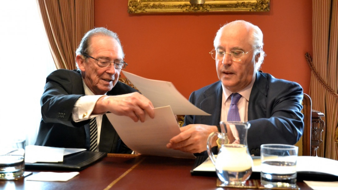 El director de la RAE y el presidente de la Fundación Endesa, firmantes del acuerdo.