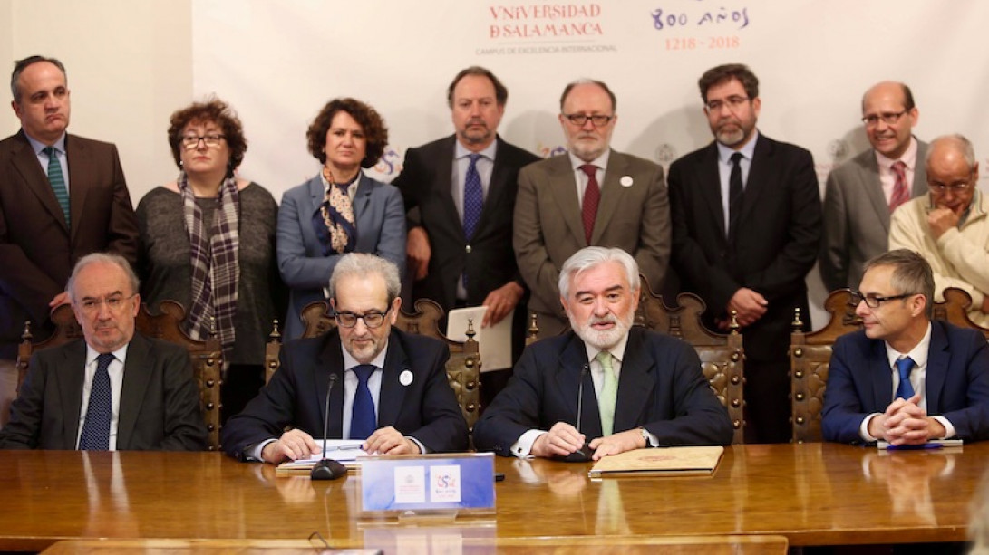 Participantes en la firma del convenio. De izquierda a derecha: Santiago Muñoz Machado, Daniel Hernández, Darío Villanueva y Ricardo Rivero. Foto: J. M. García.
