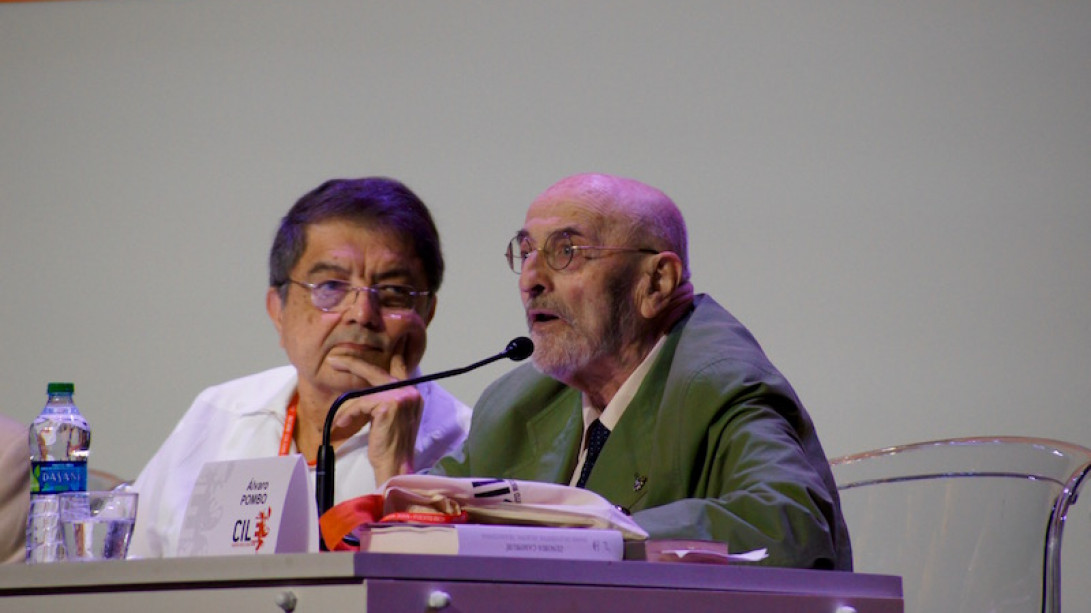 Los académicos Sergio Ramírez y Álvaro Pombo en el VII CILE.